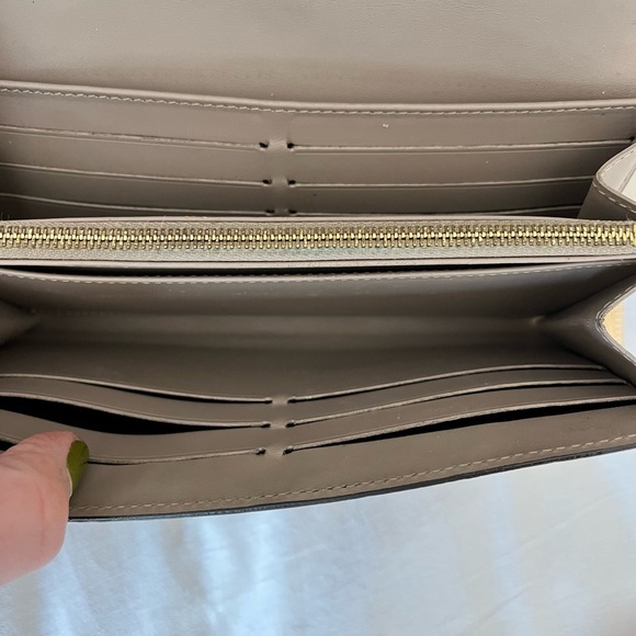 Louis Vuitton Sarah Wallet - Picture 8 of 12